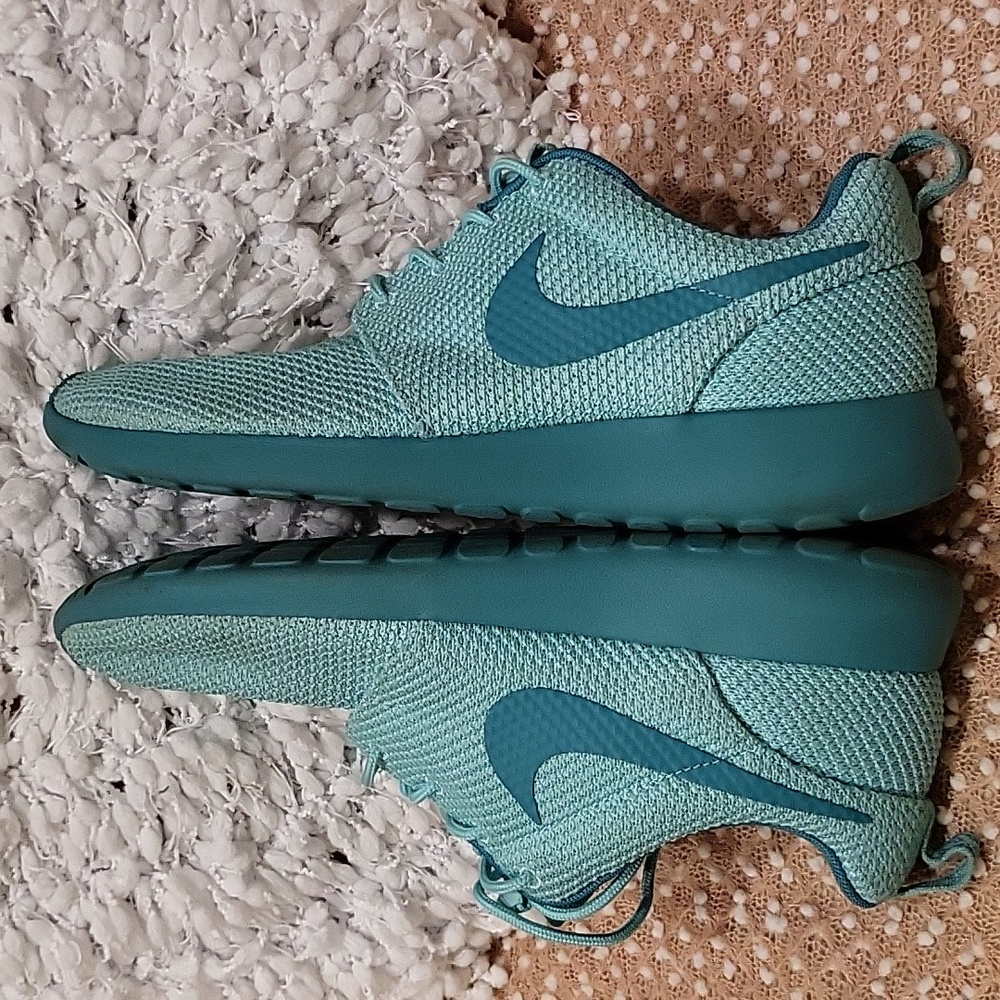 Nike Roshe Sneakers - Picture 6 of 12